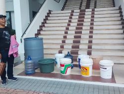 Kesulitan Dapat Air Bersih, Legislator Kepri Ini Bawa Drum dan Ember ke Kantor BP Batam