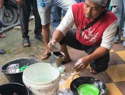Protes Air Tak Mengalir, Ratusan Warga Bukti Raya Cuci Piring di Kantor SPAM Batam