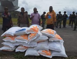 Kapolri Salurkan 264,7 Ton Beras dan 1.500 Paket Sembako untuk Warga Papua Tengah