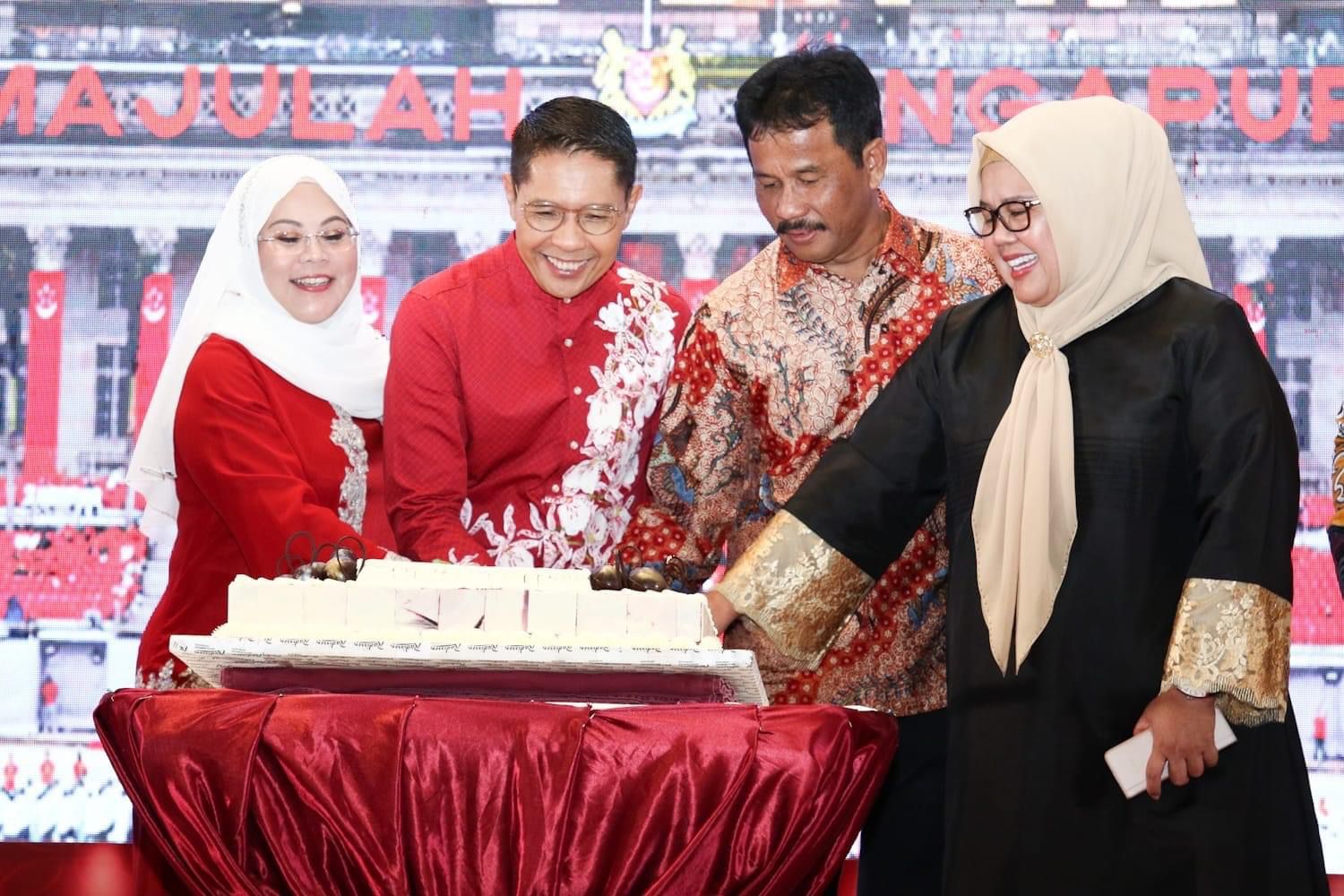 Menlu Kedua Singapura, Maliki Osman, memotong kue bersama Wali Kota Batam/Kepala Badan Pengusahaan Batam Muhammad Rudi dan Wagub Marlin di Resepsi ke-58 Kebangsaan Singapura,. (Foto:Istimewa)