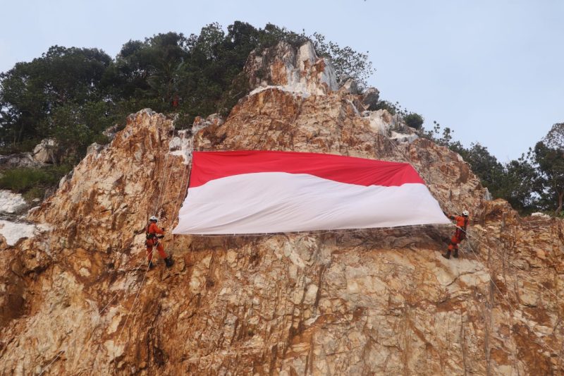 Pengibaran Bendera Merah Putih Raksasa di Puncak Tebing