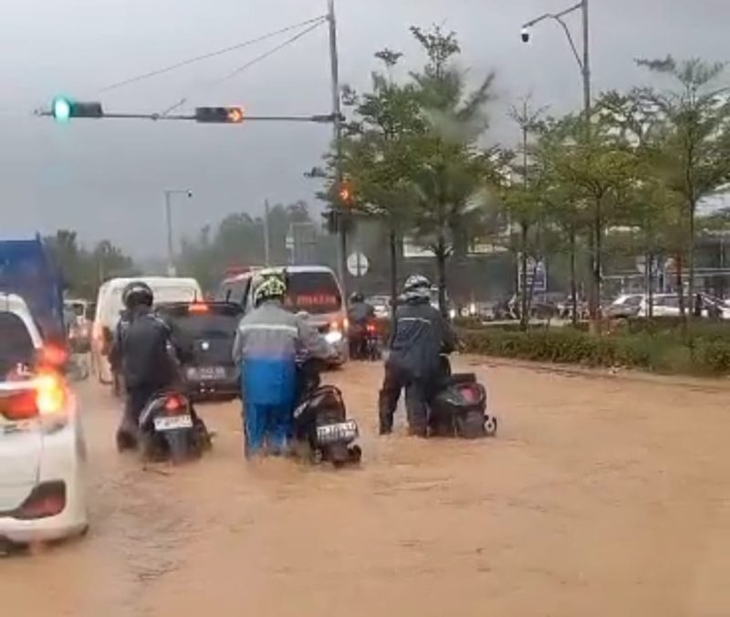 Jalan Utama Terendam Banjir