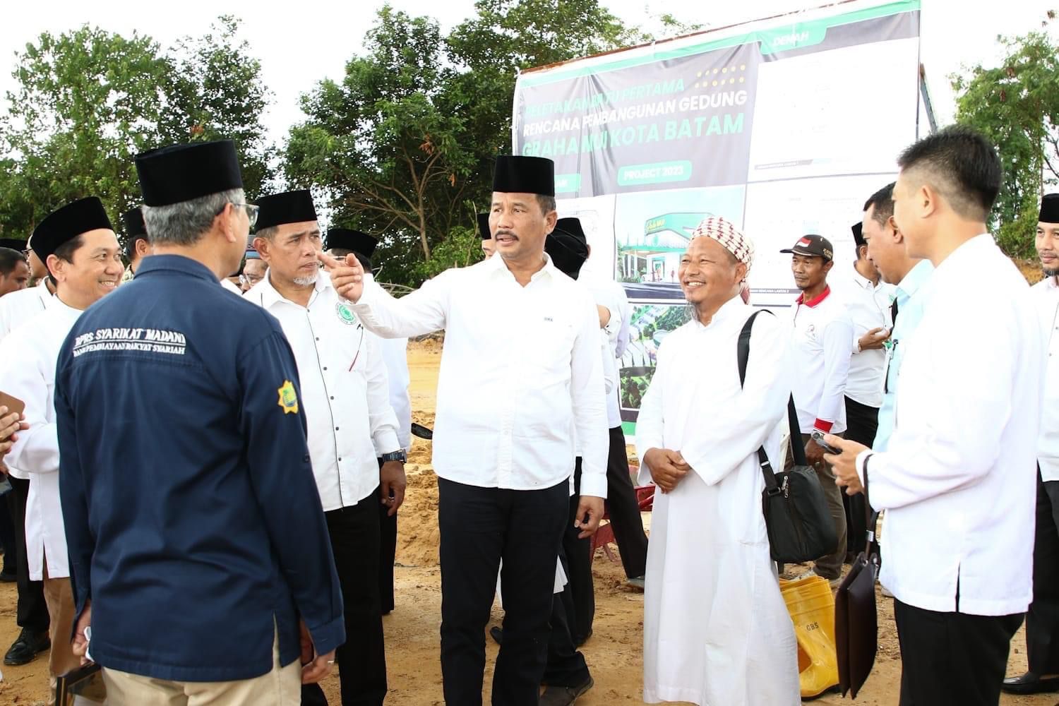 Wali Kota Batam/Kepala BP Batam Muhammad Rudi di acara peletakan batu pertama pembangunan Gedung MUI Kota Batam, di Batam Kota, Selasa (15/8/2023). (Foto: Ist)