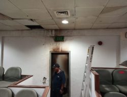 Pegawai Kantor DPRD Batam Gotong Royong Bersihkan Sisa Kebakaran