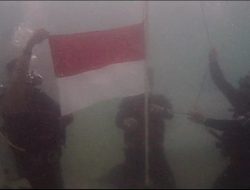 Bendera Merah Putih Berkibar di Dasar Laut Bintan Dekat Perairan Malaysia