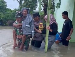 Bhabinkamtibmas dan Babinsa Baran Barat Evakuasi Lansia yang Terjebak Banjir