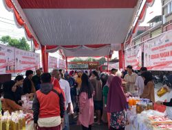 Masyarakat Berbondong-bondong Serbu Bazar Sembako Murah di Karimun