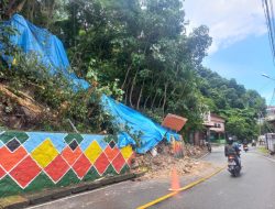 Tembok Penahan Tebing di Jalan Teuku Umar Karimun Longsor