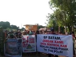 Sambut Kehadiran Panglima TNI, Warga Rempang Bentangkan Spanduk Tolak Relokasi