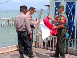 Polsek Bintan Timur Bagikan Bendera Merah Putih di Pulau Terluar