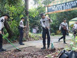 TNI-Polri dan Masyarakat Pulau Buru Karimun Bersihkan Cagar Budaya Makam Badang