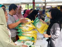 Warga Borong Beras SPHP di Pasar Murah Disdagin Kota Tanjungpinang