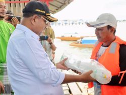 KUB Parit Olak dan Teluk Geledek Terima Bantuan Boat Pancung dan Alat Tangkap Ikan dari Pemkab Karimun