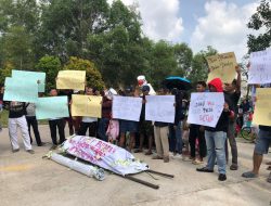 Warga Bawa Keranda Mayat saat Protes Air Tak Mengalir ke SPAM Batam