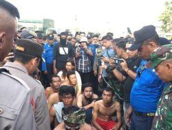 Belasan Orang Diamankan Polisi saat Unjuk Rasa Ricuh di Kantor BP Batam