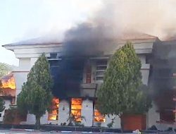 Demo Berujung Anarkis, Kantor Bupati Pohuwato di Gorontalo Terbakar