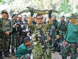 Prajurit Marinir TNI AL Ajari Tentara Jepang dan Singapura Makan Ular dan Biawak
