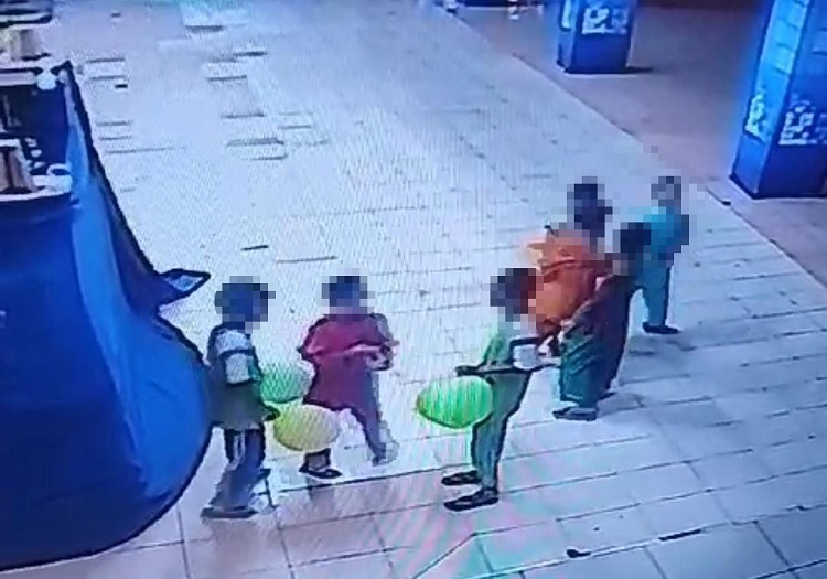 Tangkapan layar bocah cilik mencuri di Tenant Ramayana Mall.