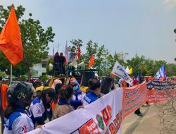 Unjuk Rasa Buruh Tuntut Cabut UU Omnimbus Law di Kantor Wali Kota Batam