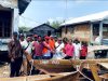 Wakil Ketua DPRD Karimun Serahkan Bantuan Sampan ke Kelompok Nelayan Desa Degung