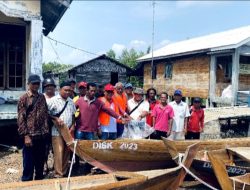 Wakil Ketua DPRD Karimun Serahkan Bantuan Sampan ke Kelompok Nelayan Desa Degung
