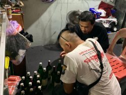 Polisi Cek Toko di Wilayah Dabo Singkep, Temukan Puluhan Botol Miras