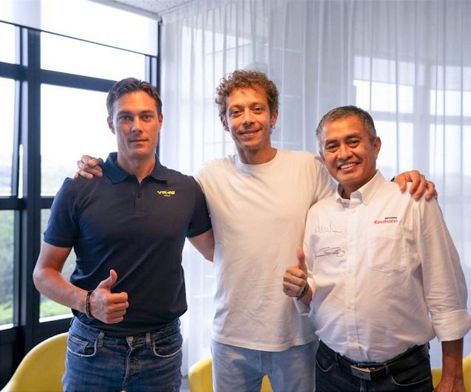 Dari kiri ke kanan CEO VR46 Racing, Gianluca Falcion, juara dunia sembilan kali, Valentino Rossi dan Direktur Utama Pertamina Lubricants, Werry Prayogi. (Foto: Doc/VR46 Racing Team).