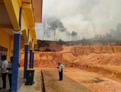 Pemadam Kesulitan Padamkan Lahan Terbakar di Belakang SMKN 4 Tanjungpinang