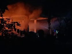 Bangunan Kosong Terbakar di Jalan Poros Karimun