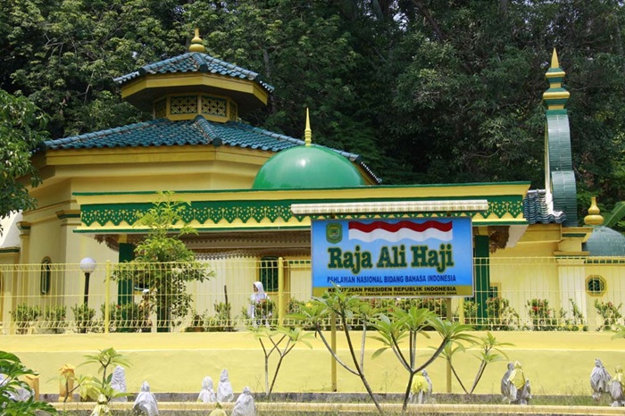 Makam Raja Ali Haji, Pahlawan Nasional Bidang Bahasa Indonesia, di Pulau Penyengat, Kota Tanjungpinang, Provinsi Kepulauan Riau.