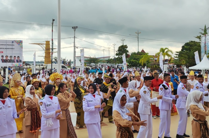 Tarian kreasi siswa-siswi SMAN 2 Tanjungpinang memeriahkan Hari Sumpah Pemuda ke-95 di Gedung Daerah, Kota Tanjungpinang, Kepulauan Riau.