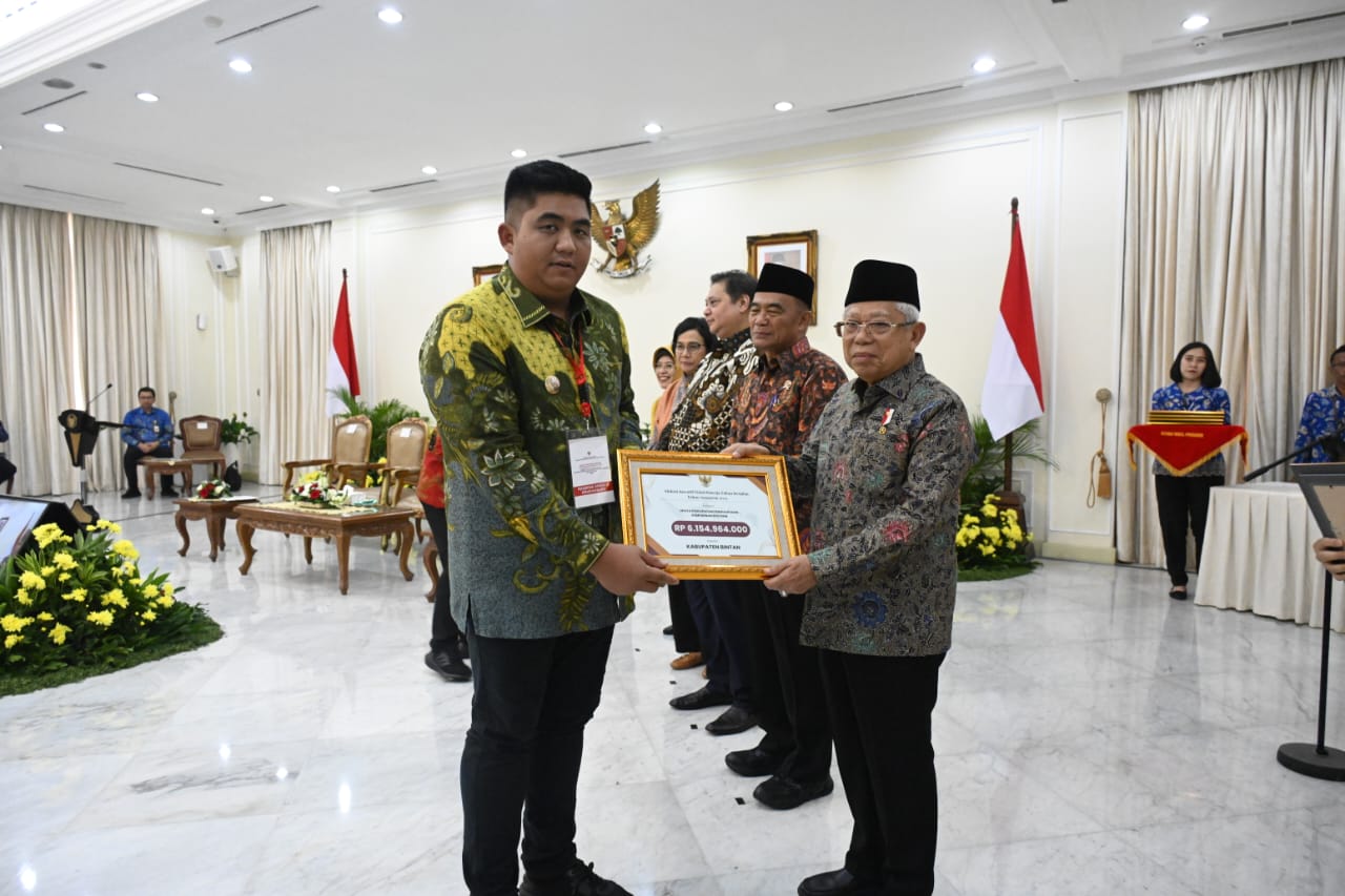 Wakil Presiden RI, KH. Maruf Amin memberikan penghargaan kepada Bupati Bintan, Roby Kurniawan, kategori upaya percepatan penghapusan kemiskinan ekstrem tahun 2023
