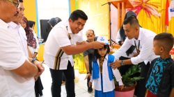 Bupati Bintan Roby Kurniawan memberikan seragam sekolah gratis pada perwakilan siswi TK (Foto: Andri Dwi Sasmito).