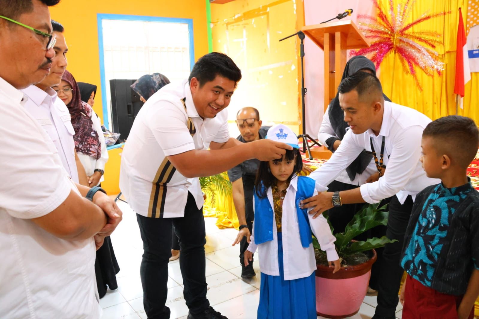 Bupati Bintan Roby Kurniawan memberikan seragam sekolah gratis pada perwakilan siswi TK (Foto: Andri Dwi Sasmito).