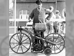 Gottlieb Daimler bersama sepda motornya Daimler Reitwagen. 