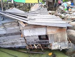 Rumah Warga di Sebong Lagoi Bintan Roboh Dihantam Gelombang Laut