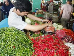 Warga Karimun Borong Habis Cabai Merah di Pasar Puan Maimun H-1 Ramadan