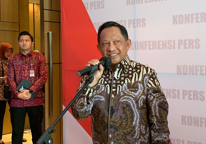 Menteri Dalam Negeri, Tito Karnavian saat rapat koordinasi di Batam.