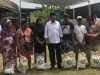 Gubernur Kepri Serahkan Bantuan Beras ke Ribuan Warga Tanjung Uma