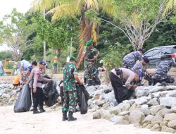 Sambut HUT Ke-73 Polairud, TNI-Polri Bersih-Bersih Pantai di Karimun