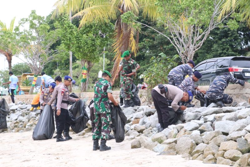 TNI Polri Bersih-Bersih Pantai