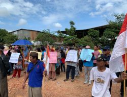 Warga Kampung Panau Batam Kembali Unjuk Rasa di Depan PT BSI