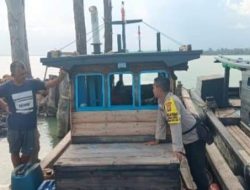 Antisipasi Cuaca Buruk, Bhabinkamtibmas Aktif Imbau Nelayan Dabo Singkep Hati-Hati saat Melaut