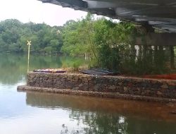 Papan Bunga Hilang di Depan PN Batam Ditemukan di Bawah Jembatan Nongsa