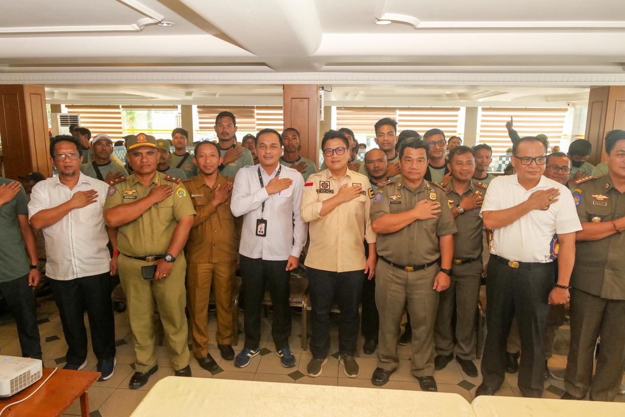 Kepala Satuan Polisi Pamong Praja dan Penanggulangan Kebakaran Kepri, Hendri Kurniadi, foto bersama dengan peserta. (Foto: Dok Satpol PP Kepri).