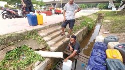 Sejumlah warga Batam saat mengambil air di parit Simpang Jam, beberapa waktu lalu.