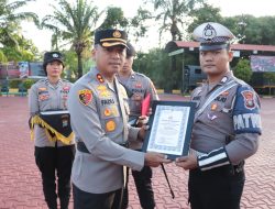 11 Personel Polres Karimun Berprestasi Terima Penghargaan