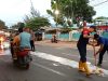 Bahayakan Pengendara, Personel Damkar dan Polisi di Kijang Bintan Bersihkan Tumpahan Solar di Jalan