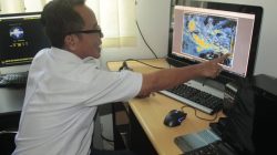 Seorang petugas BMKG memperlihatkan prakiraan cuaca di Kabupaten Karimun.