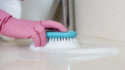 Ilustrasi - ada tips membersihkan kerak yang sulit dihilangkan dari lantai kamar mandi disarankan untuk dibersihkan secara rutin.